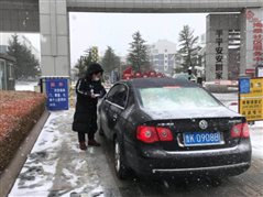 极悦娱乐投资孙建峰同事海泰庄园卡点认真记录车辆及人员信息.jpg
